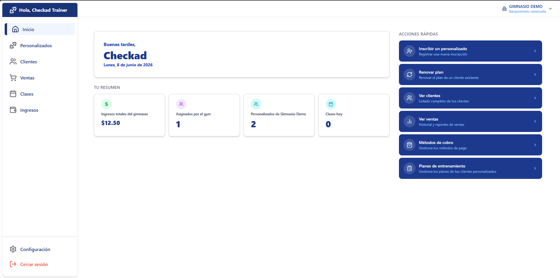 Panel del entrenador en Checkad mostrando clientes, progreso e ingresos